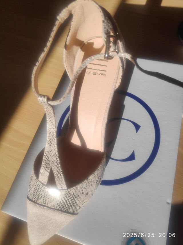 Tacones Eferri beige y dorado