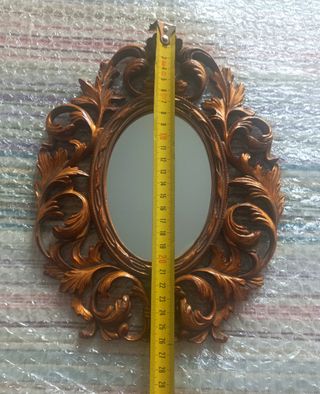 Espejo ovalado dorado antiguo