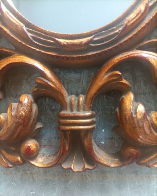 Espejo ovalado dorado antiguo