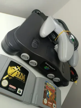 Nintendo 64 con Ocarina of Time y Pokémon Stadium
