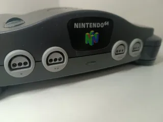 Nintendo 64 con Ocarina of Time y Pokémon Stadium