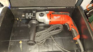 Taladro percutor Milwaukee PD2E24R