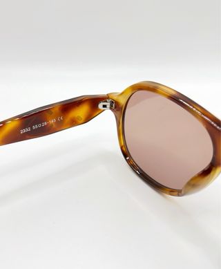 Gafas de sol para mujer del color marrón