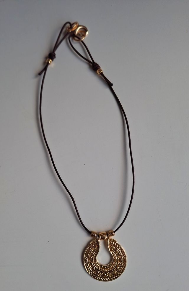 Gargantilla étnica dorada.