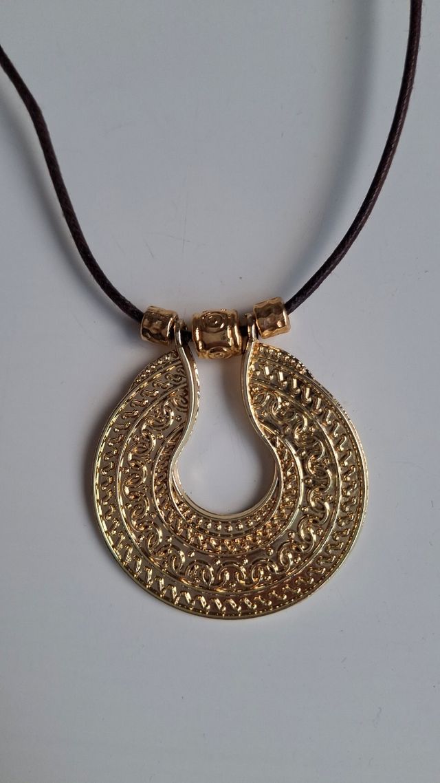 Gargantilla étnica dorada.