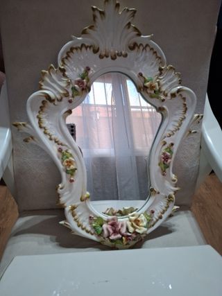 PRECIO NEGOCIABLE. 
Espejo Capodimonte con peana