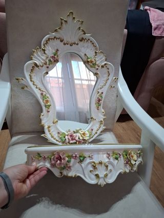 PRECIO NEGOCIABLE. 
Espejo Capodimonte con peana
