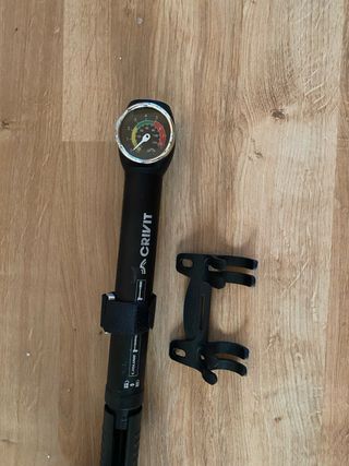Bomba bici CRIVIT: precisa y compacta