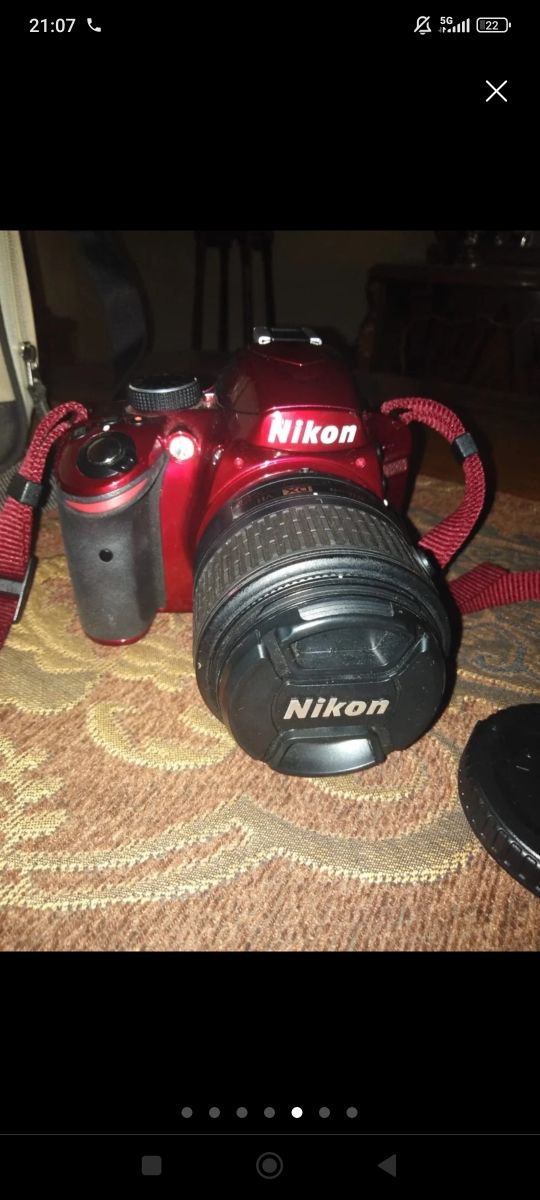 Cámara Nikon D3000 roja