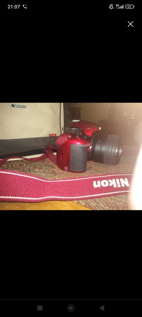 Cámara Nikon D3000 roja