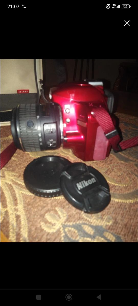 Cámara Nikon D3000 roja