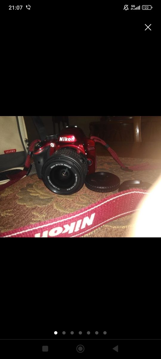 Cámara Nikon D3000 roja