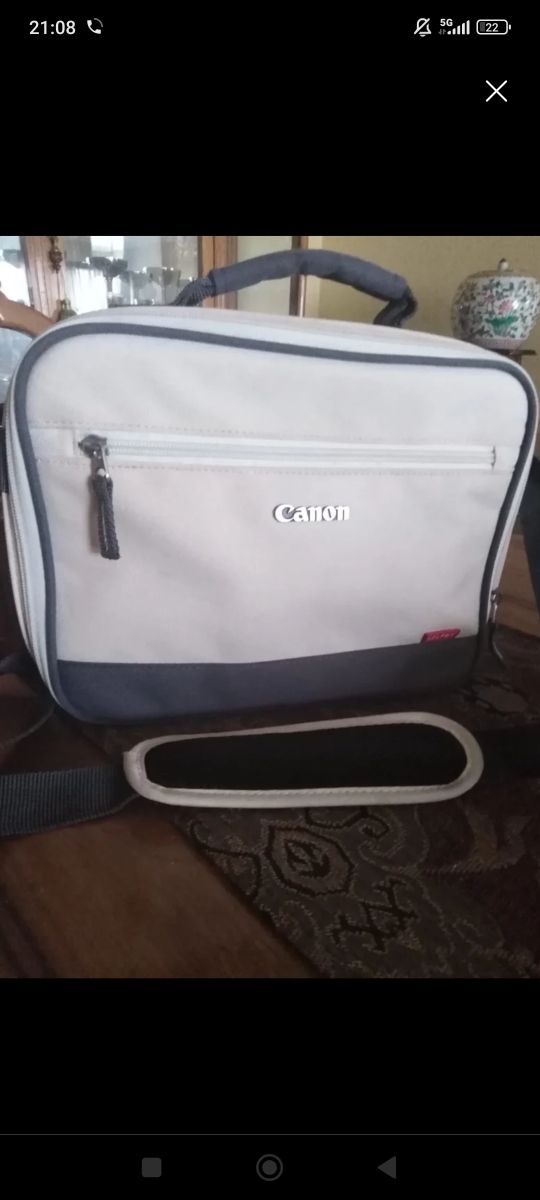 Cámara Nikon D3000 roja