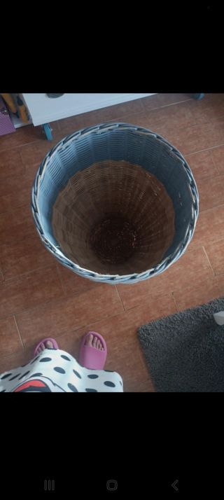 Cesta mimbre con patas