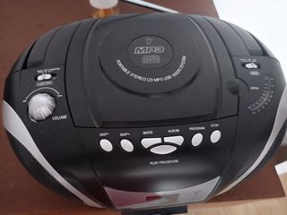 Radio CD Portátil - Negro y Plata.