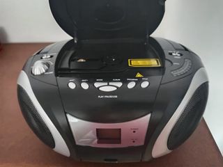 Radio CD Portátil - Negro y Plata.