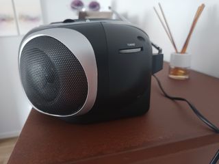 Radio CD Portátil - Negro y Plata.