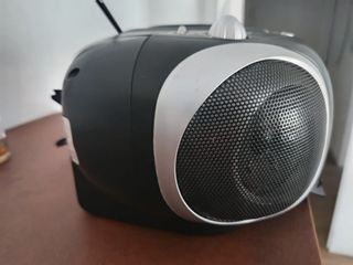 Radio CD Portátil - Negro y Plata.