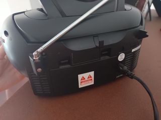 Radio CD Portátil - Negro y Plata.