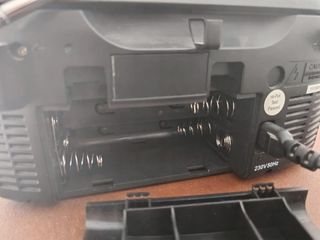 Radio CD Portátil - Negro y Plata.