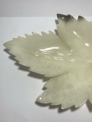Centrotavola svuotatasche a foglia in alabastro