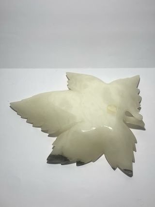 Centrotavola svuotatasche a foglia in alabastro
