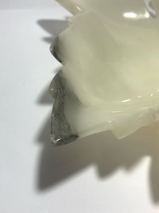 Centrotavola svuotatasche a foglia in alabastro