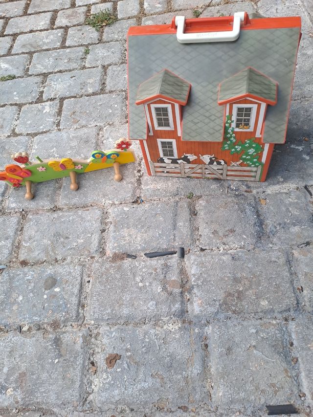 Casa Granja Maletín + Perchero Infantil