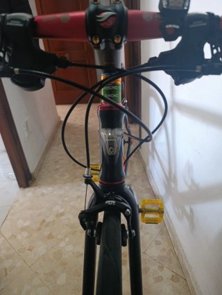 Bicicleta híbrida negra