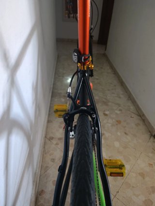 Bicicleta híbrida negra
