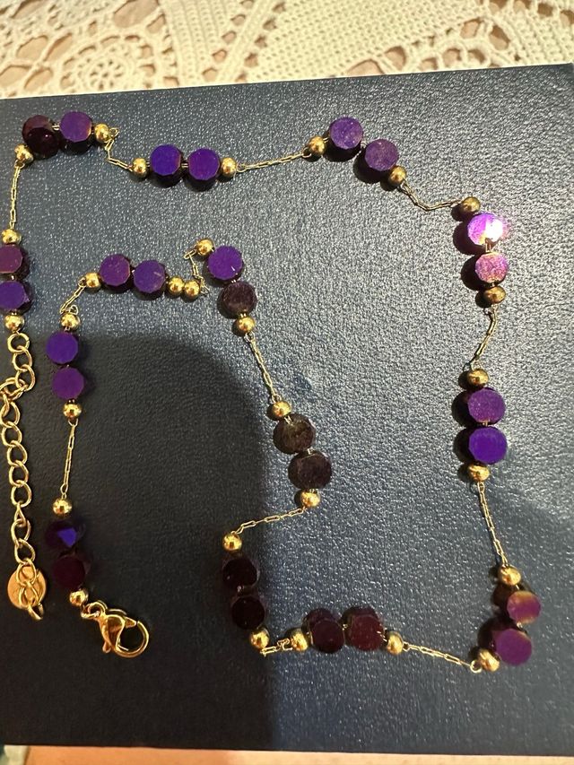 Collana con ciondoli viola e oro