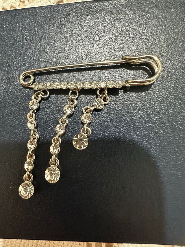 Spilla con strass argentata