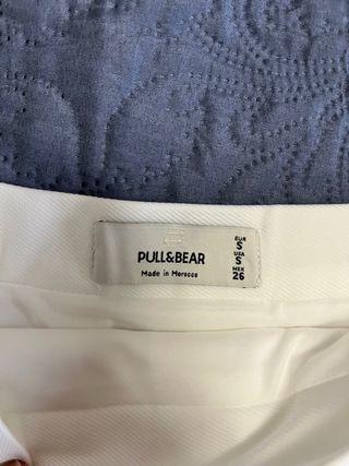 Falda blanca plisada, de tablas