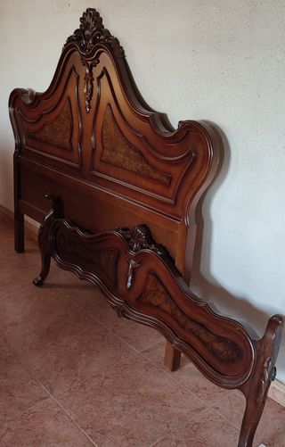 Dormitorio antiguo de madera maciza y mármol