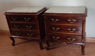 Dormitorio antiguo de madera maciza y mármol