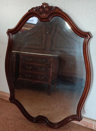 Dormitorio antiguo de madera maciza y mármol