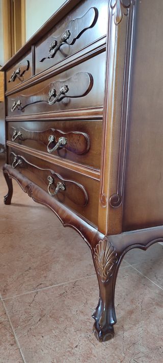 Dormitorio antiguo de madera maciza y mármol