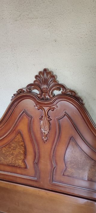 Dormitorio antiguo de madera maciza y mármol