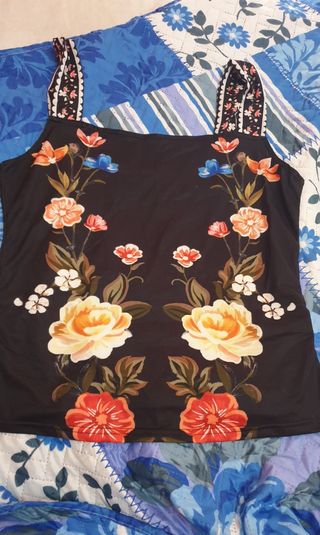 Top estivo floreale nero