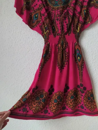 Vestido corto color fucsia con estampado talla S
