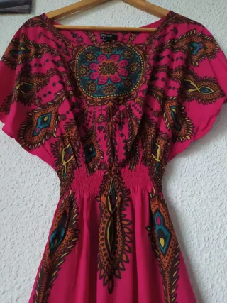 Vestido corto color fucsia con estampado talla S