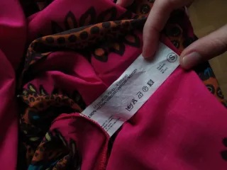 Vestido corto color fucsia con estampado talla S