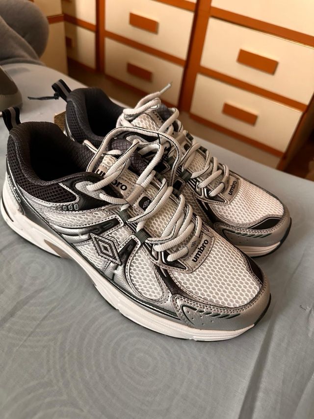 Zapatillas Umbro Gris Plata
Tallas 41 y 42