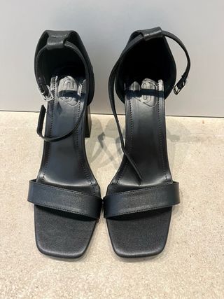 Sandalias tacón negro