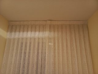 Cortina blanca con detalles rosas 