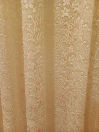Cortina blanca con detalles rosas 