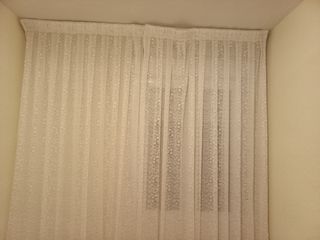 Cortina blanca con detalles rosas 