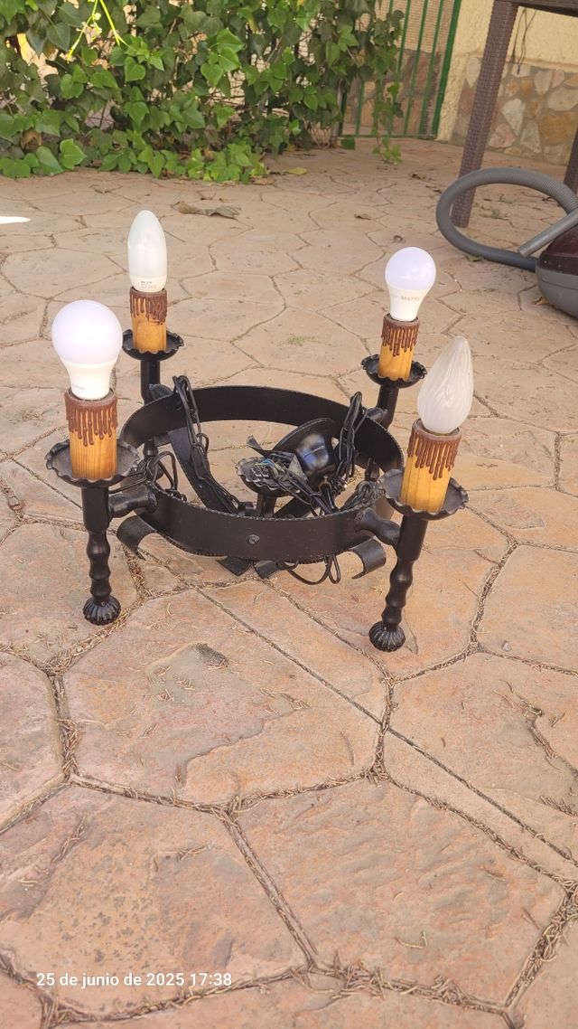 Lampara antigua 4 luces tipo castillo.Rustica.