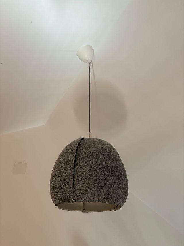 Lámpara gris de fieltro