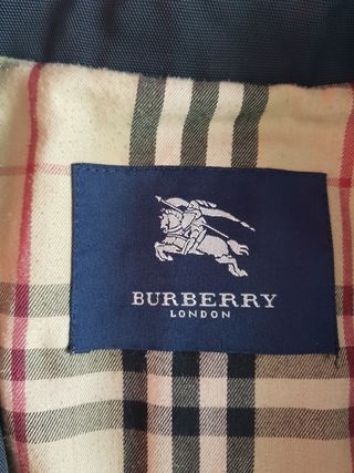 Gabardina Burberry negra